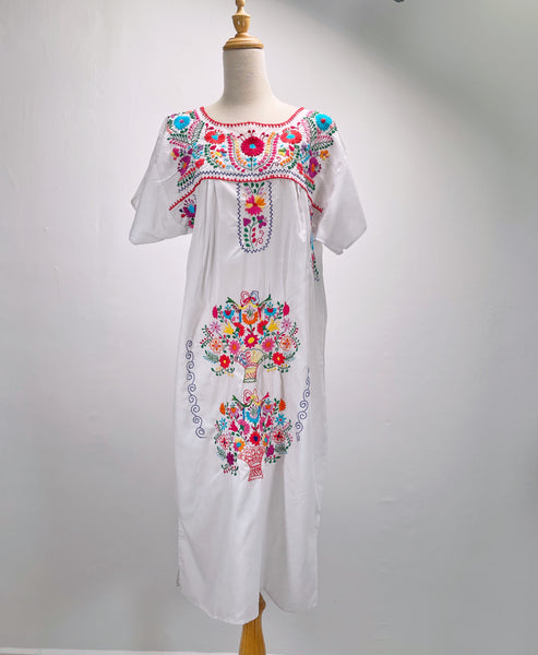 Must-have | Chantelle | Vintage 1960s 1970s Hippie embroidered floral Kaftan dress