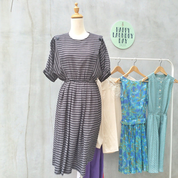 Loose Lines | Slouchy-fit Vintage 1980s dolman sleeves Flirty Black striped Dress