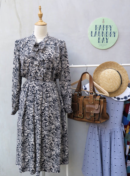 Tia | Vintage 1960s 1970s Fern tropical print Pussy bow dress