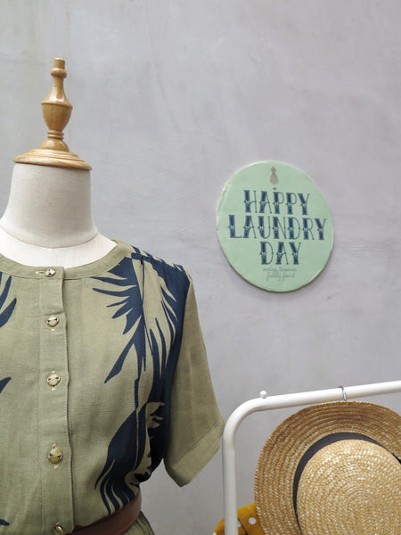Tropical Shades | Vintage 1950s 1960s pleated Mandarin collar Shirtdress in Khaki green with Navy palm trees print