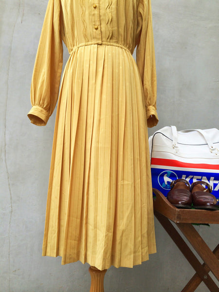 SALE ! |  Scalloped Edges | Elegant yellow Vintage