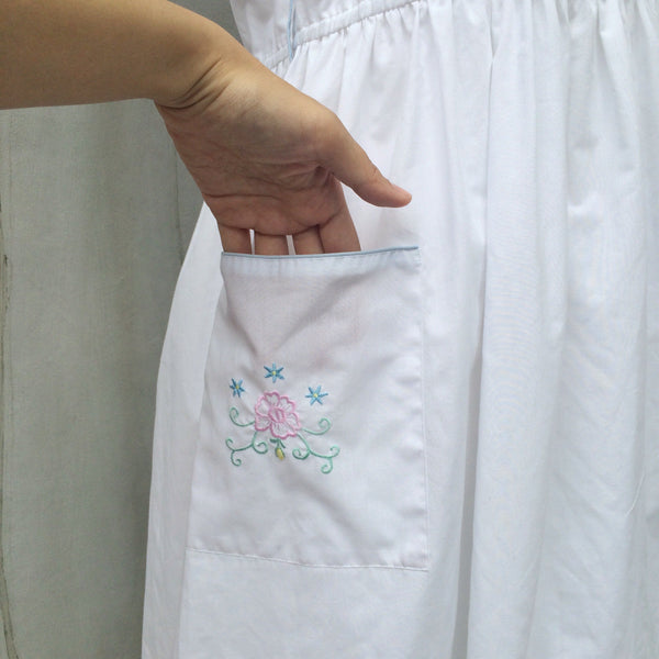 Sweet Country of Mine | Vintage White 1980s embroidered details Pocket dress with Blue Binding