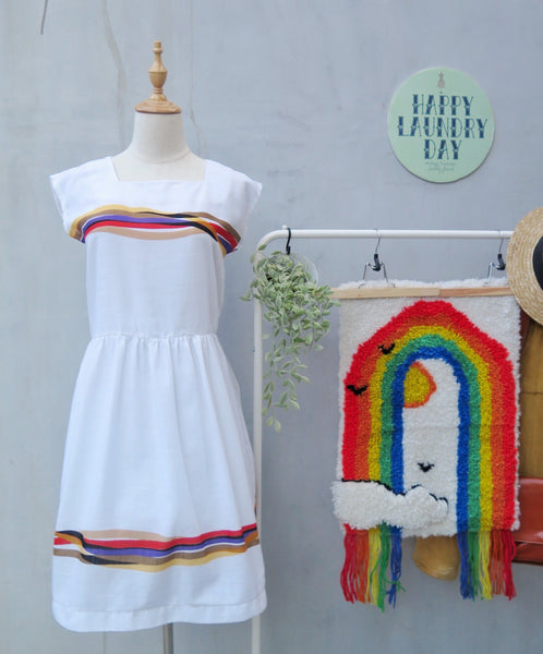 Wave Rave | Vintage 1970s 1980s White dress with Wavy retro stripes