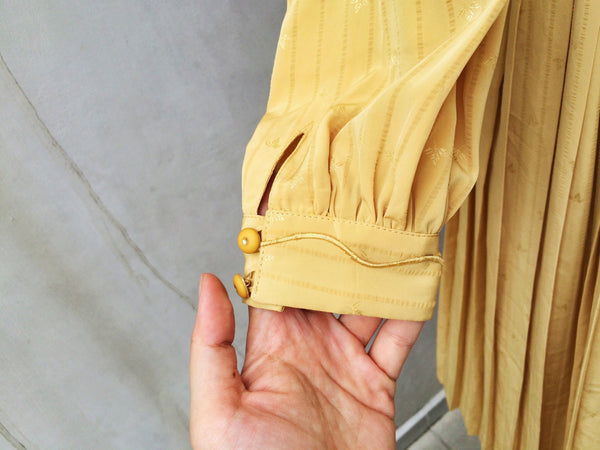 SALE ! |  Scalloped Edges | Elegant yellow Vintage