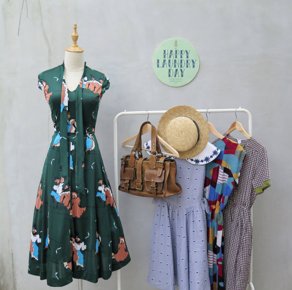 MUST HAVE! | Georgette | Vintage 1970s does 1940s novelty print forest green dress