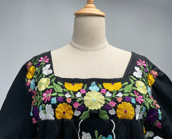 Must-Have | Vintage 1960s 1970s Embroidered floral ethnic mexican-style Short-sleeve Blouse