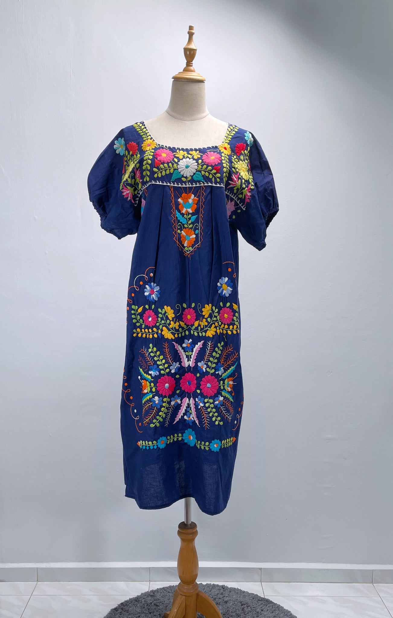 Valencia | Vintage 1960s 1970s Navy blue embroidered Mexican Kaftan Dress