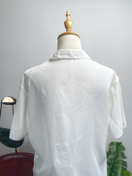 { Very Rare Find } Vintage 50s 60s cottage core  hand embroidered latticework Chinese silk collared shirt