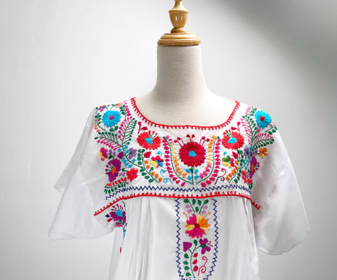 Must-have | Chantelle | Vintage 1960s 1970s Hippie embroidered floral Kaftan dress