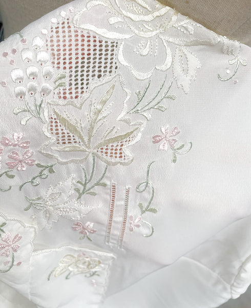 { Very Rare Find } Vintage 50s 60s cottage core  hand embroidered latticework Chinese silk collared shirt