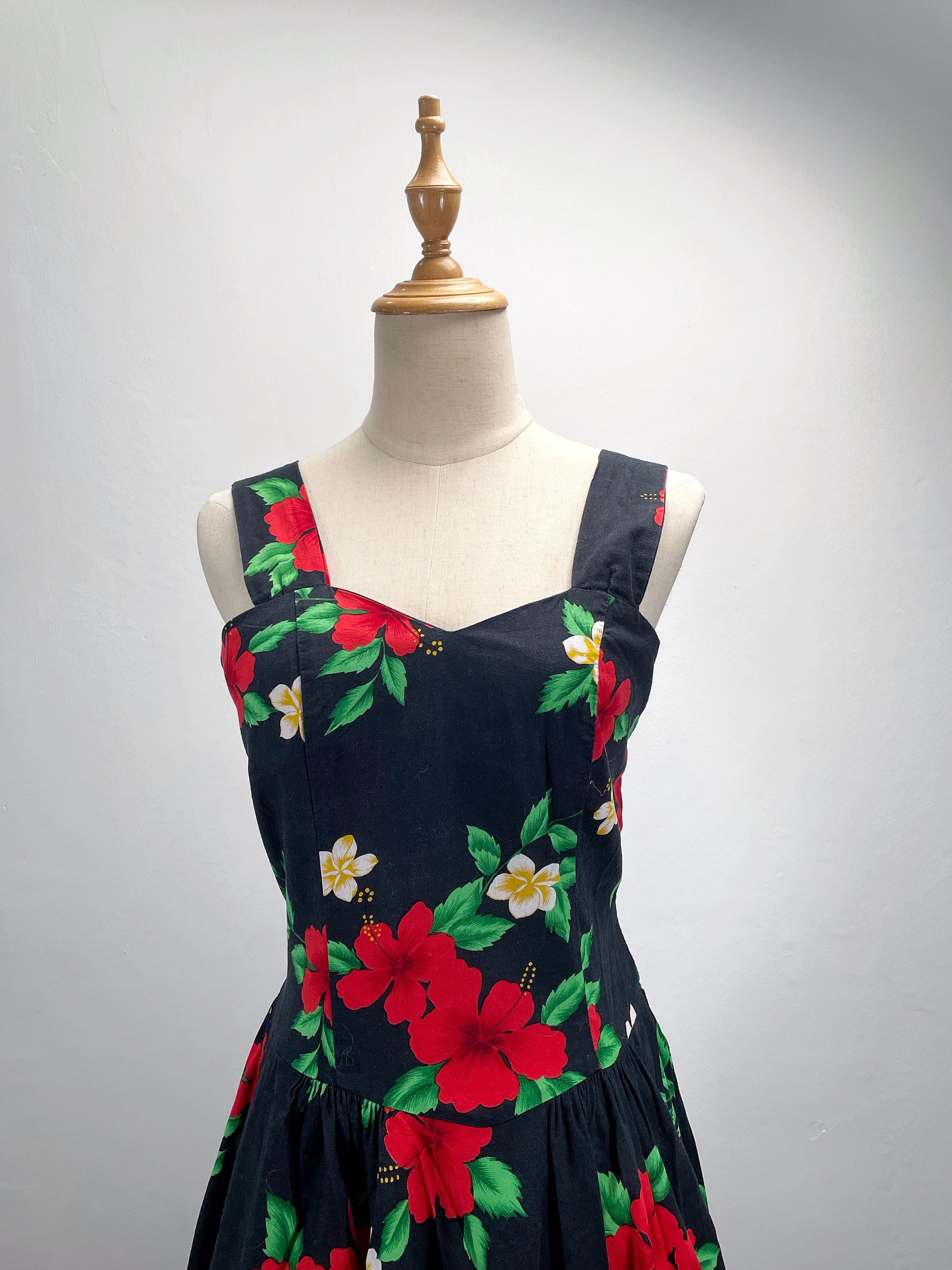 Vintage 1950s hibiscus floral Hawaiian holiday resort dress