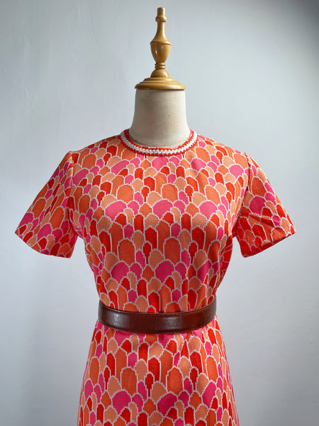 Must have | Olivia | Vintage 1960s 1970s mini twiggy dress with orange and red scallop print
