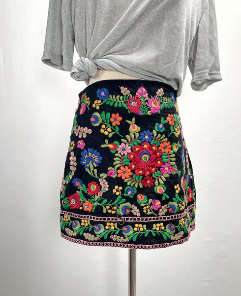 Maiya | Vintage 1990s-does-1970s embroidered mini skirt