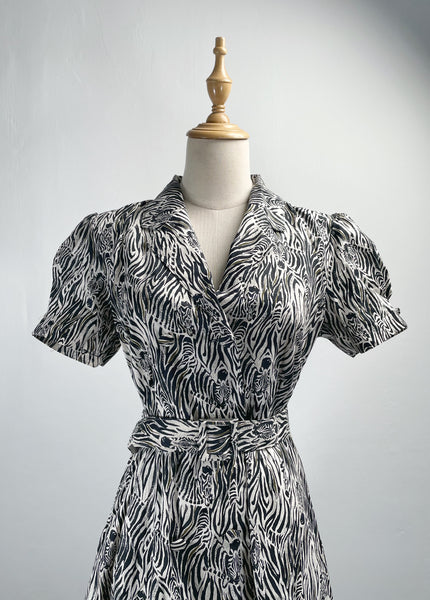 Must-have! | Zelda | Vintage 1970s/80s zebra print fit-and-flare A line dress with matching belt