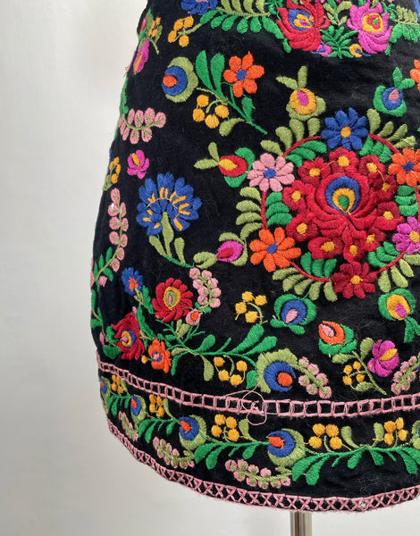 Maiya | Vintage 1990s-does-1970s embroidered mini skirt
