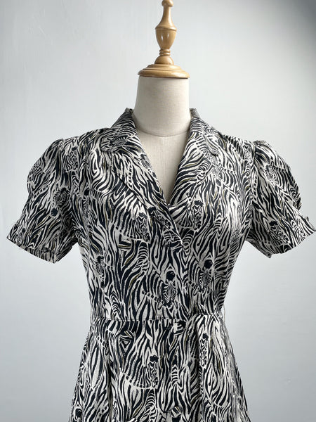 Must-have! | Zelda | Vintage 1970s/80s zebra print fit-and-flare A line dress with matching belt