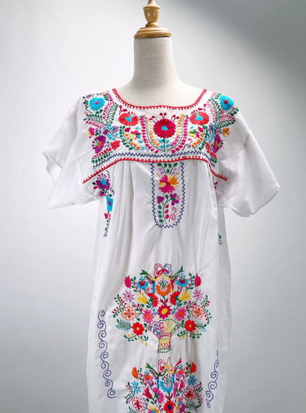 Must-have | Chantelle | Vintage 1960s 1970s Hippie embroidered floral Kaftan dress