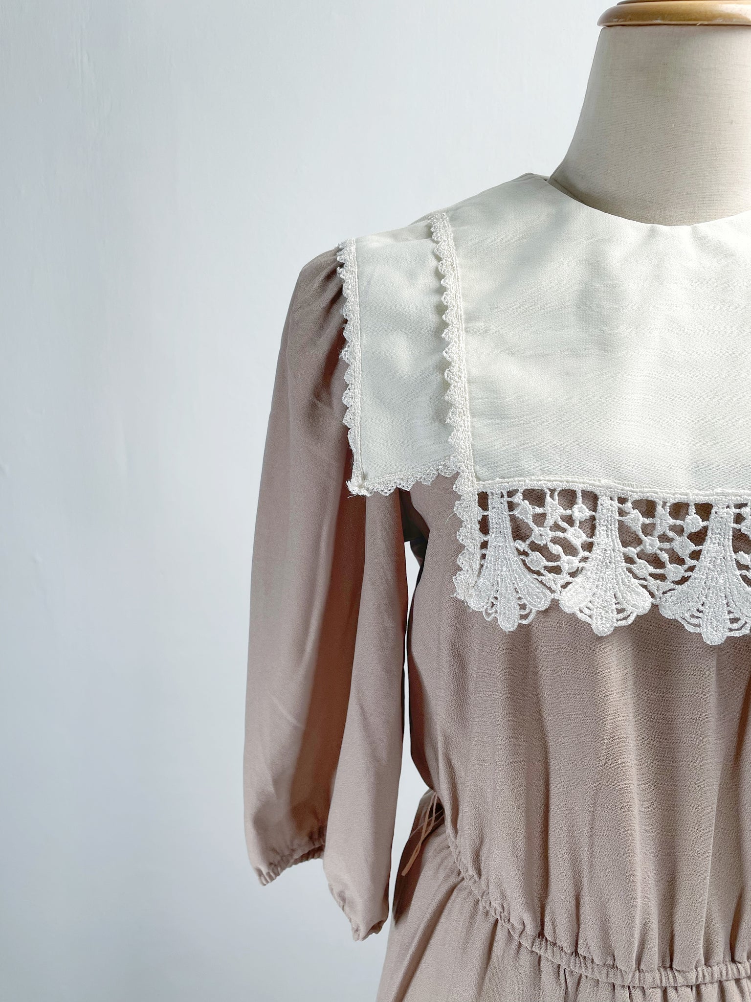 Amy Anne | Vintage 1980s-does-1900s Victorian-style lace bib khaki bei   Happy Laundry Day Vintage
