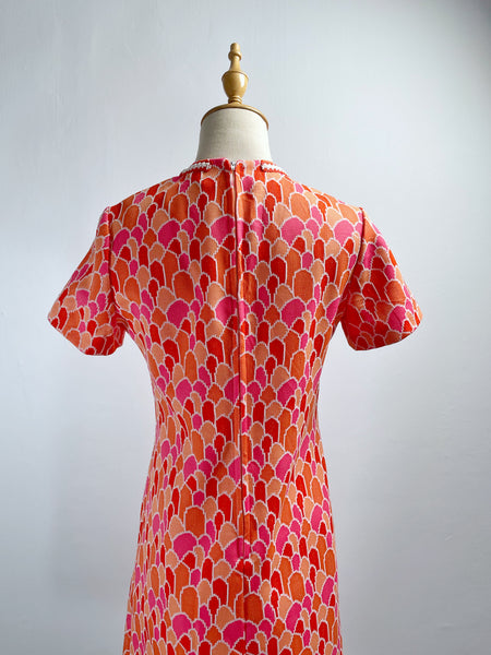 Must have | Olivia | Vintage 1960s 1970s mini twiggy dress with orange and red scallop print