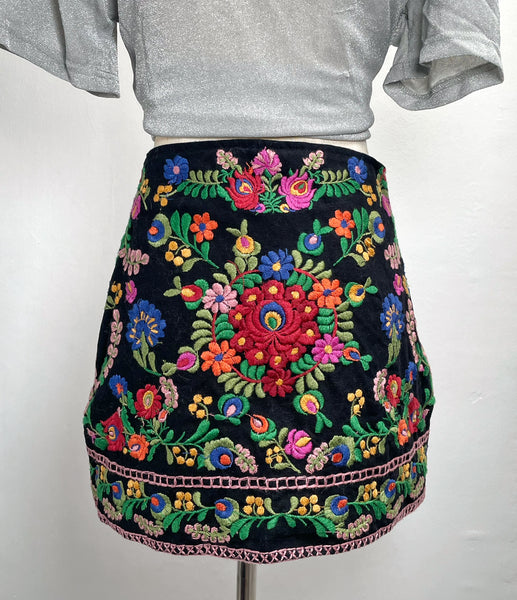 Maiya | Vintage 1990s-does-1970s embroidered mini skirt
