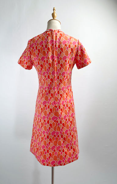 Must have | Olivia | Vintage 1960s 1970s mini twiggy dress with orange and red scallop print