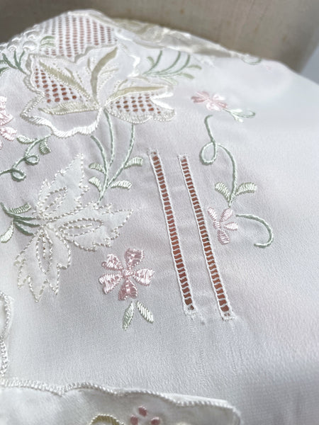 { Very Rare Find } Vintage 50s 60s cottage core  hand embroidered latticework Chinese silk collared shirt