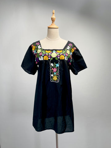 Must-Have | Vintage 1960s 1970s Embroidered floral ethnic mexican-style Short-sleeve Blouse