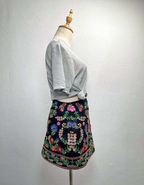 Maiya | Vintage 1990s-does-1970s embroidered mini skirt