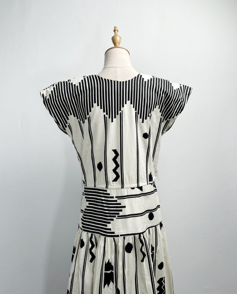 Must-have | Emery | Vintage 1970s 1980s Aztec monochromatic drop-waist black and white graphic geometric print dress