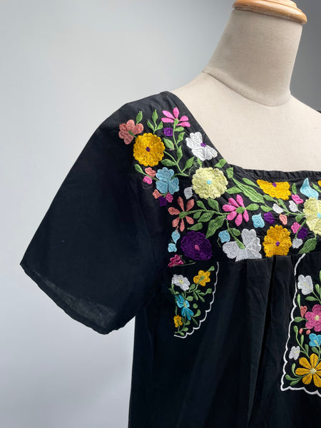 Must-Have | Vintage 1960s 1970s Embroidered floral ethnic mexican-style Short-sleeve Blouse