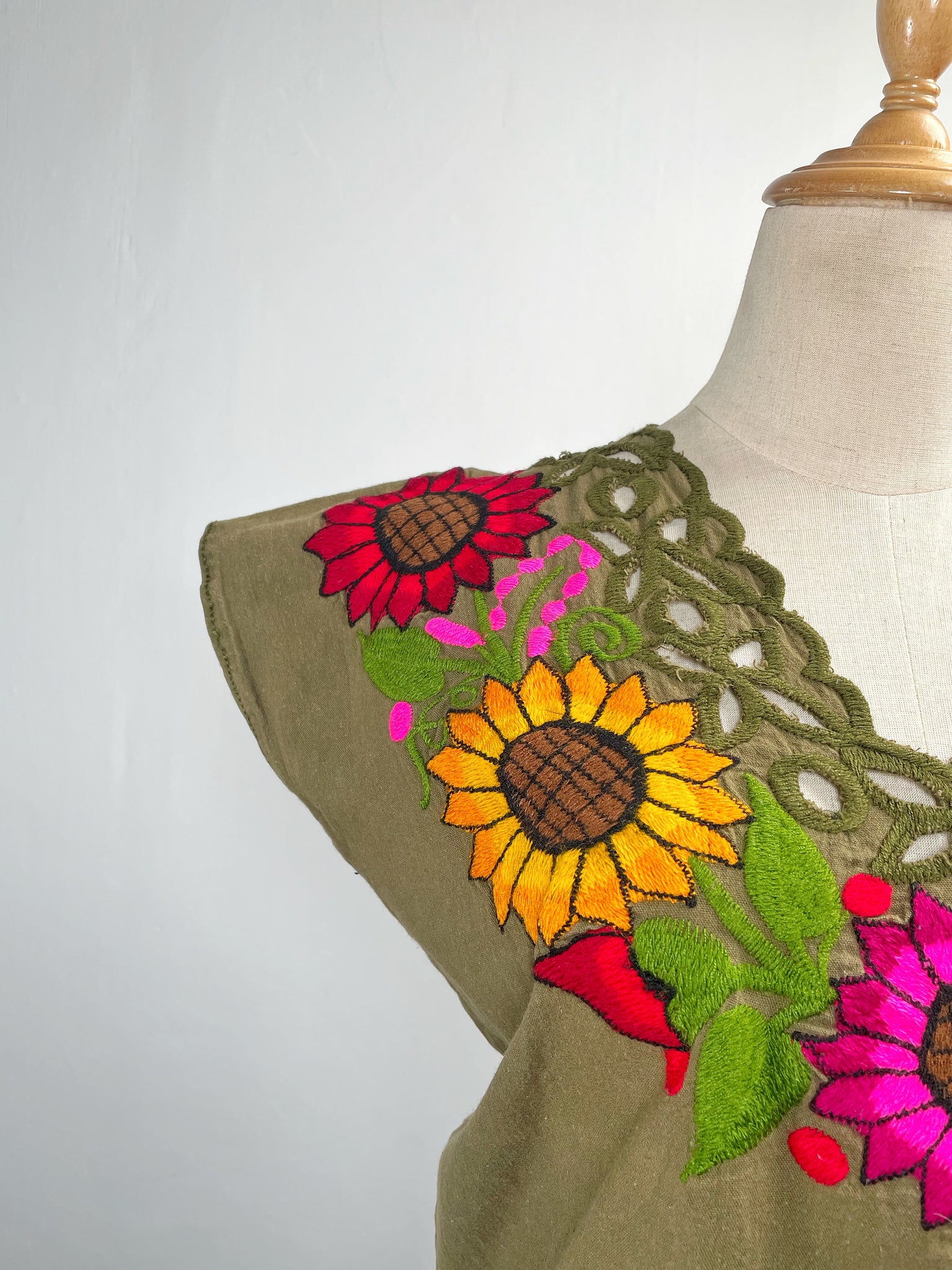 完売カラー ORGUE/Flower embroidery blouse Vintage hippie 1960s 1979s khaki green embroidered cutout floral