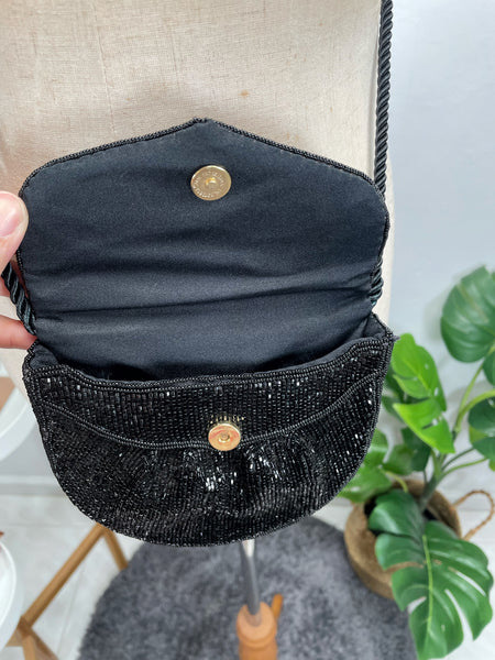 { Rare find } Vintage 1970s 1980s disco era small curved scallop shape beaded bag with geometric pattern