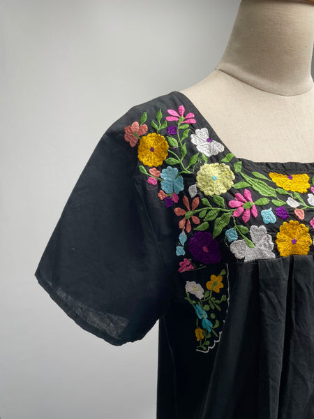 Must-Have | Vintage 1960s 1970s Embroidered floral ethnic mexican-style Short-sleeve Blouse