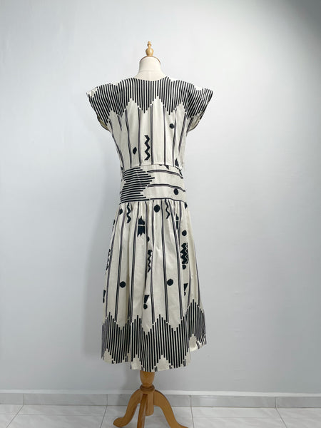 Must-have | Emery | Vintage 1970s 1980s Aztec monochromatic drop-waist black and white graphic geometric print dress