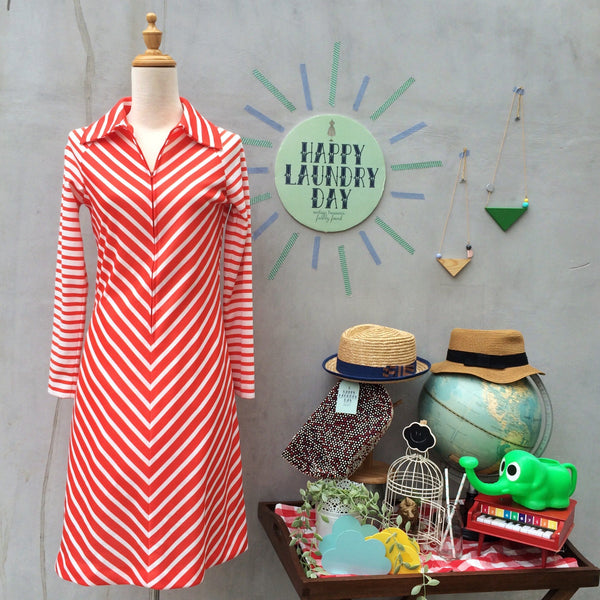 Curvy Chevy | Vintage 1970s Chevron stripes Coral pink and white Zip front Dress