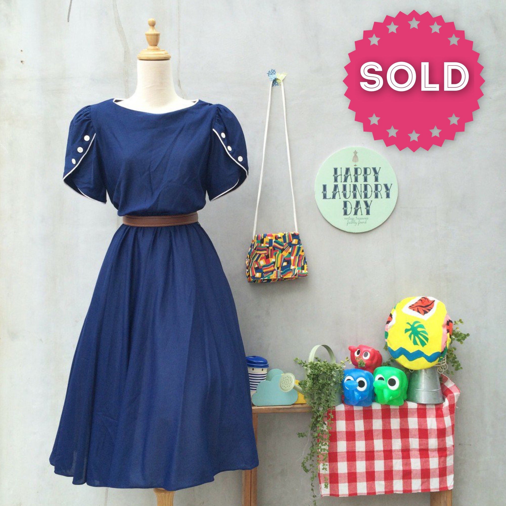 Hidden Tulip | Vintage 1980s day dress with Cute Tulip Sleeves and white buttons and piping