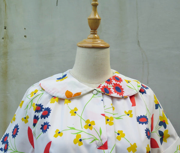 Garden Gardenia | Vintage 1950s 1960s Floral housecoat shirt dress with Snap buttons and Pocket