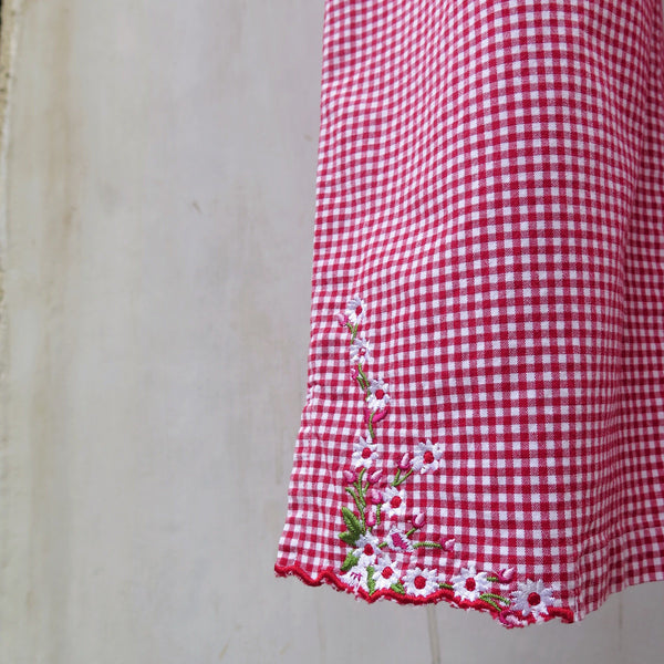 Petrina | Vintage 1950s 1960s Gingham red checkered Clam Diggers with Embroidered daisies