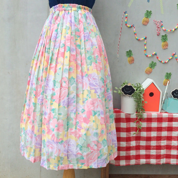 Summer delight | Vintage 1970s 1980s pleated pastel summer floral Midi skirt