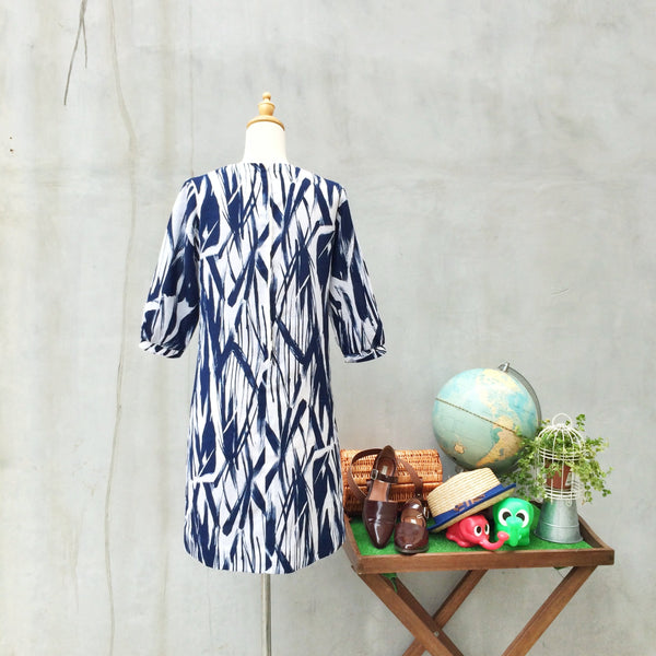 Kelly-grahpy | Calligraphy brushstrokes Vintage c. 1960s White and blue Graphic print Tent Dress