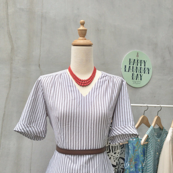 Strip-ey Office Happy ! | Vintage 1940s simple shift dress in Grey white Vertical stripes