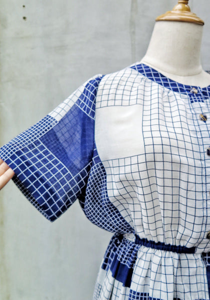 Pretty little liners | Vintage 1960s 1970s Blue and white grid print day dress