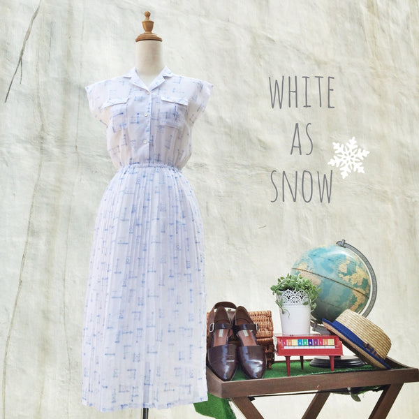 White as Snow | Bright light white Vintage 1970s plus sign Tic-Tac-Toe accordion pleat dress