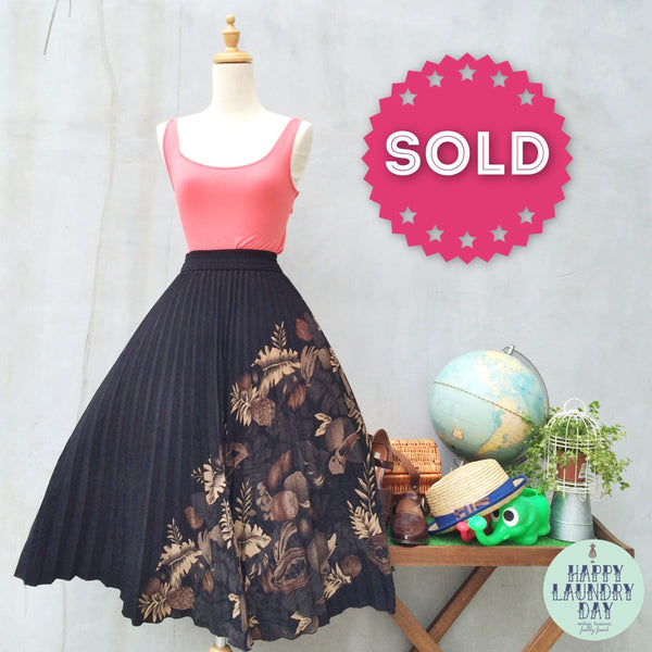 Full Harvest | Vintage 1980s pleated skirt with Fruits and Vegetable prints