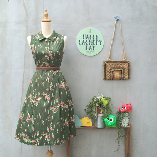 Spring Meadows | Vintage 1960s 1970s Floral Tulip print Pink Flowers Grass Green sleeveless Day Dress