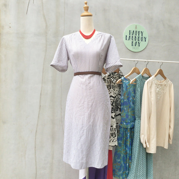 Strip-ey Office Happy ! | Vintage 1940s simple shift dress in Grey white Vertical stripes