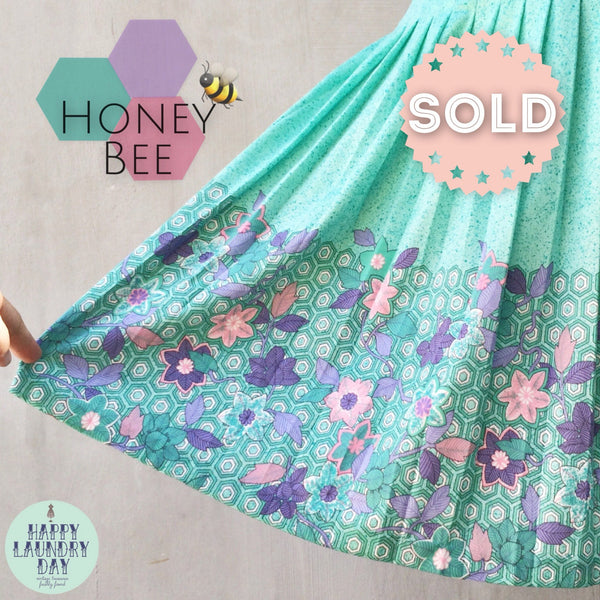 Honey Bee | Vintage c. 1960s intense Mint Green flecked Honeycomb geometric print Abstract Floral Pleated Skirt