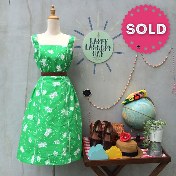 Happy to Greet you! | Vintage 1950s Happy-go-lucky White Edelweiss Flowers Green Cotton Seawaves Dress