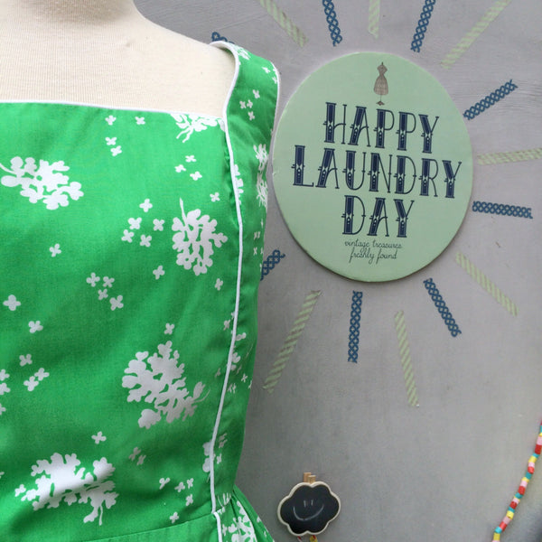 Happy to Greet you! | Vintage 1950s Happy-go-lucky White Edelweiss Flowers Green Cotton Seawaves Dress