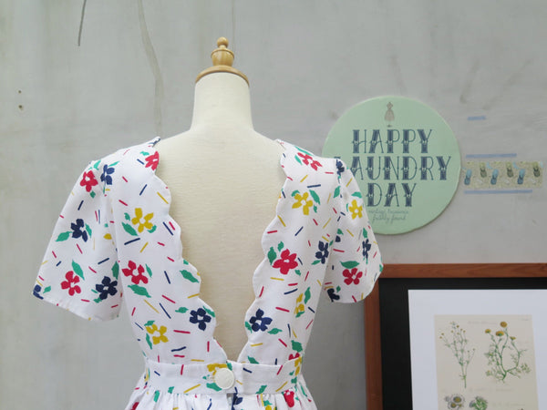 Must Have! | Sara Finn | Vintage 1980s-does-1950s Floral confetti print Scallop hem Deep V-back Day dress with Pockets